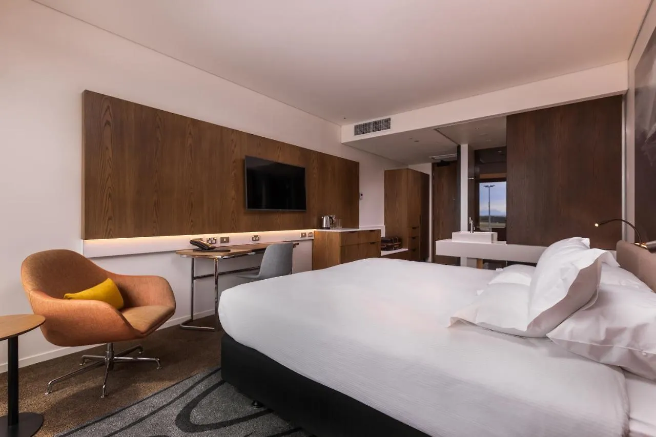 Novotel Christchurch Airport 4*,
